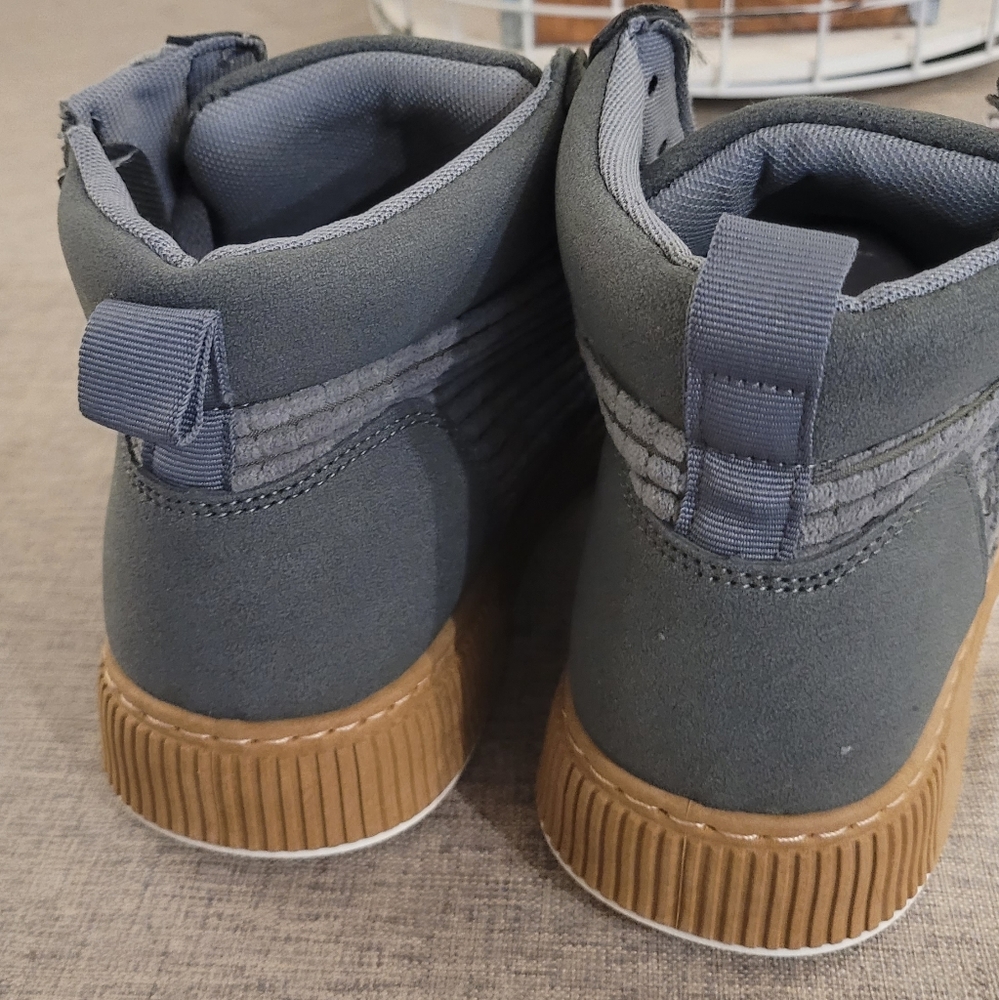 Ankle high casual shoe